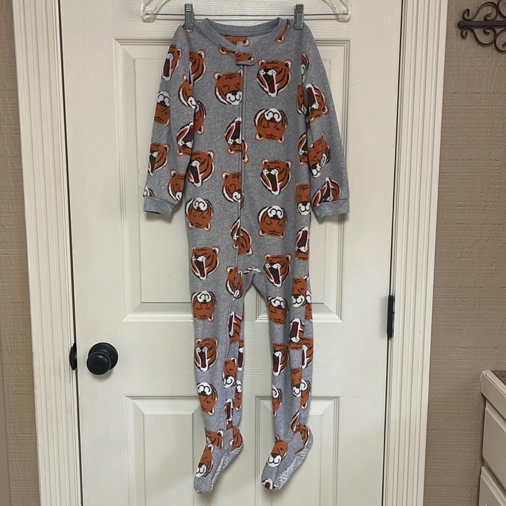 Just one you by Carter’s footed pajamas. Size 5T. Great condition!